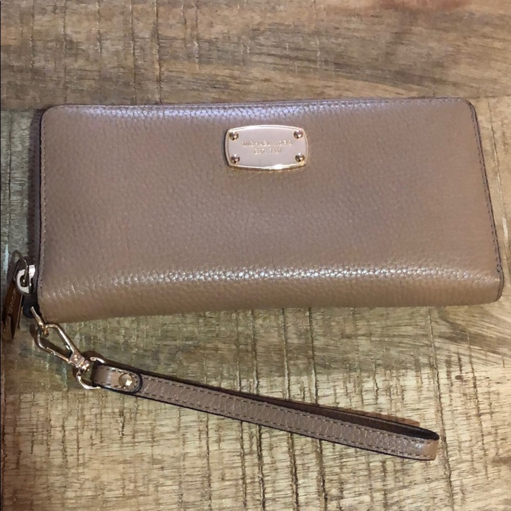 🔴SOLD🔴 Tan Michael Kors Wallet with handle